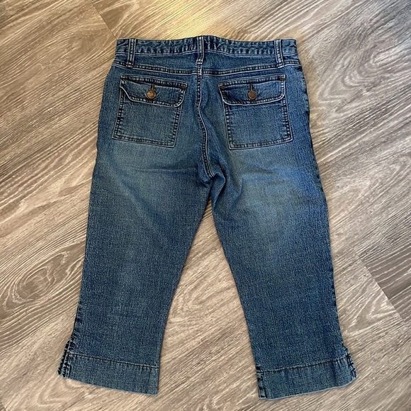 ARMOR JEANS Capri Pant (Medium Wash - Size 5/6) - Picture 3 of 3